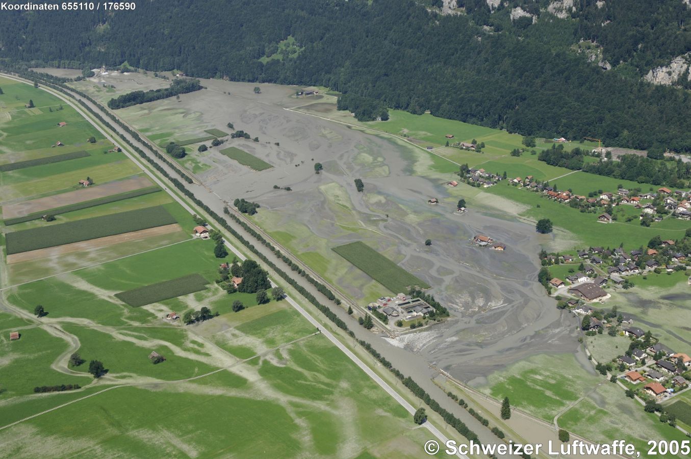 Meiringen, Überschwemmungen im August 2005 im Bereich der ARA 'Stäg-Ischlag', Hüsenbach - Junzeln - Hausen (Position: 2'655'117.94, 1'176'653.49). Deutlich sichtbar zwei Dammbrüche der Aare bei der ARA und einige hundert Meter südlich des Hofes 'Lehli' (Position: 2'654'991.40, 1'176'154.11).